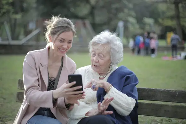 Numéro de mobile facile pour une personne âgée